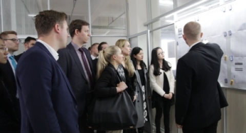 团体制服订做周期解析：企业工服定